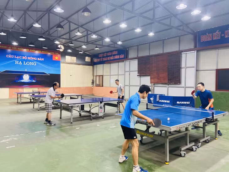 Nhà văn hóa khu 3 (phường Hồng Hải, TP Hạ Long) là điểm đến sinh hoạt lý tưởng của người dân trong khu phố vào mỗi buổi chiều.