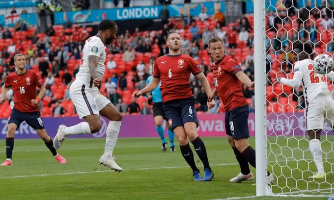 Sterling ghi bàn duy nhất, giúp Anh hạ CH Czech trên sân Wembley hôm 22/6. Ảnh: Guardian