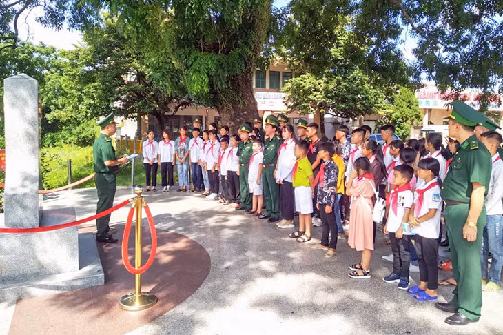 Bộ Chỉ huy BĐPB Quảng Ninh tổ chức cho học sinh đến thăm nhà Cột mốc 1369 tại cầu Bắc Luân, Cửa khẩu Quốc tế Móng Cái. Ảnh: Hữu Việt
