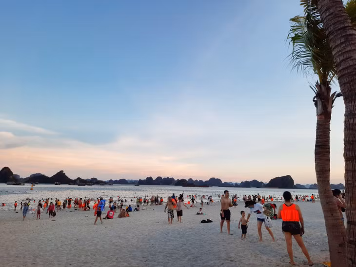 Bãi tắm Hòn Gai thu hút lượng lớn người dân, du khách đến tắm biển dịp hè 2021.