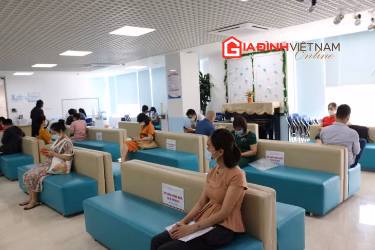 Nhiều phụ huynh phải đưa con đến khám, chữa bệnh mắt trong thời gian các cháu học online phòng dịch tại nhà