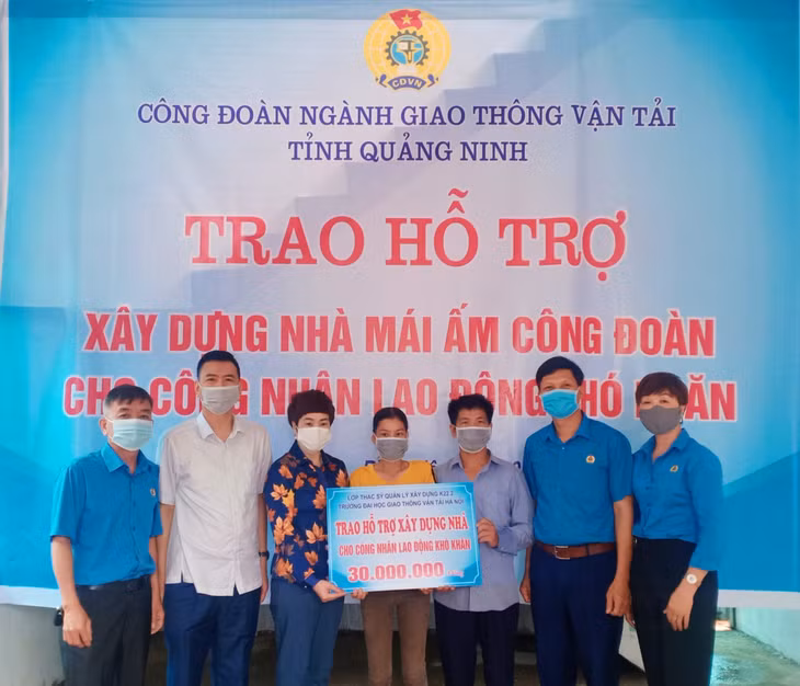 Công đoàn ngành GTVT trao hỗ trợ Mái ấm công đoàn cho công nhân có hoàn cảnh khó khăn về nhà ở.