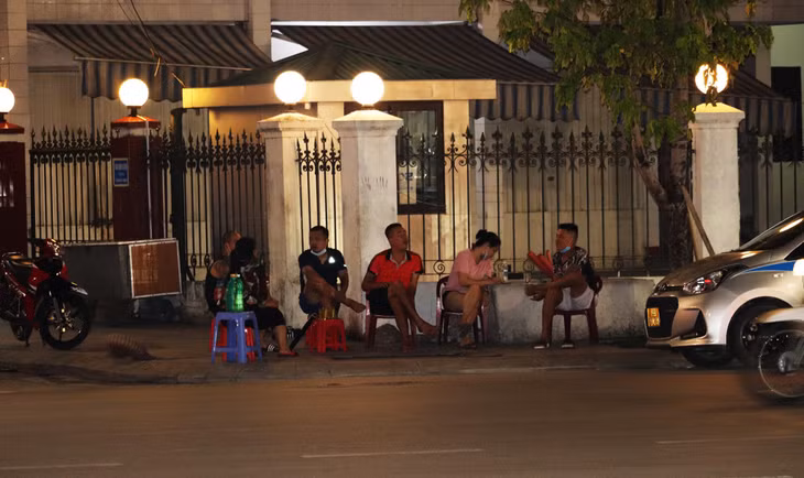Tụ tập vỉa hè, không đeo khẩu trang.