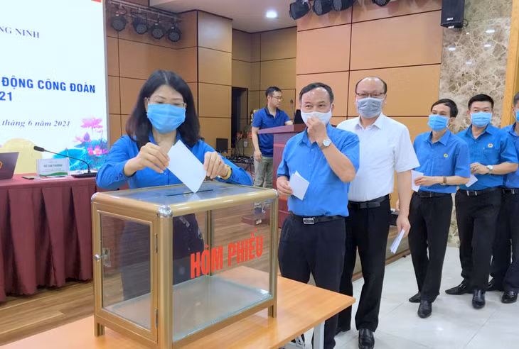 Các đại biểu bỏ phiếu bầu bổ sung chức danh ủy viên Ban Chấp hành LĐLĐ tỉnh và lấy phiếu tín nhiệm đối với cán bộ lãnh đạo quản lý.