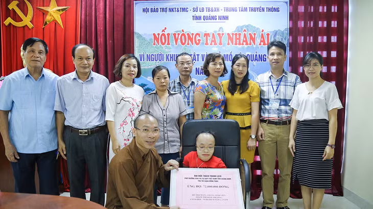 Học bổng do Thượng tọa Thích Thanh Lịch trao tặng giúp Thương trang trải học phí trong những năm học đại học.