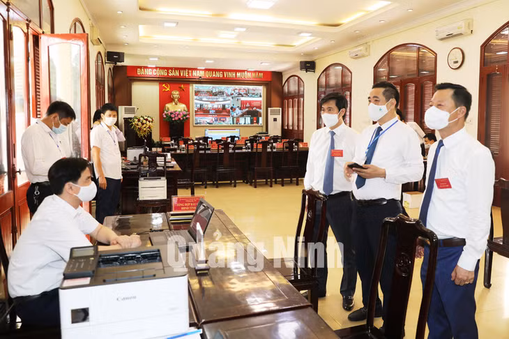 Chủ tịch UBND tỉnh Nguyễn Tường Văn kiểm tra bầu cử tại Trung tâm điều hành của Ban chỉ đạo, Ủy ban Bầu cử thành phố Móng Cái (4-2021).