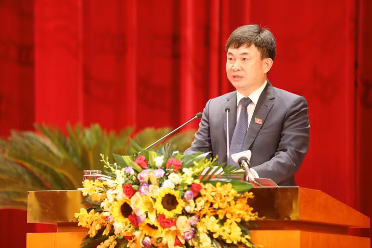 Đồng chí Ngô Hoàng Ngân, Phó Bí thư Thường trực Tỉnh ủy, Phó Trưởng Ban Chỉ đạo, Phó Chủ tịch UBBC tỉnh trình bày báo cáo kết quả bầu cử và trình bày Nghị quyết tư cách đại biểu HĐND tỉnh khóa XIV, nhiệm kỳ 2021-2026. 