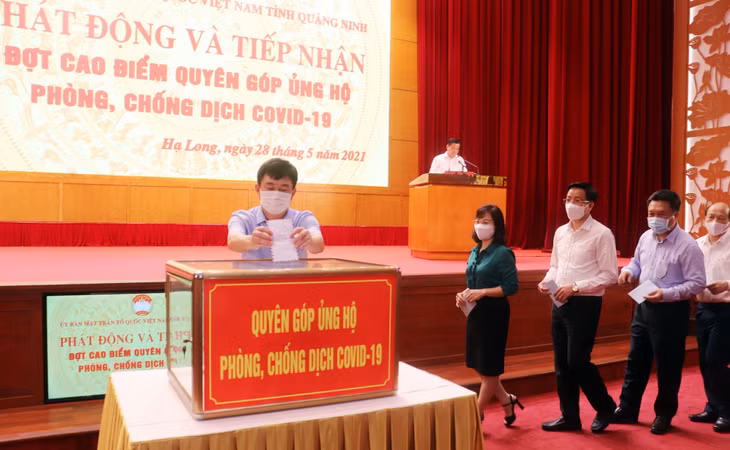 Các đại biểu có mặt tại buổi lễ phát động trực tiếp ủng hộ kinh phí cho công tác phòng chống dịch.