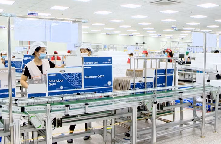 Công nhân nhà máy của Tập đoàn Foxconn tại khu công nghiệp Đông Mai TX Quảng Yên sản xuất, lắp ráp các linh kiện điện tử.