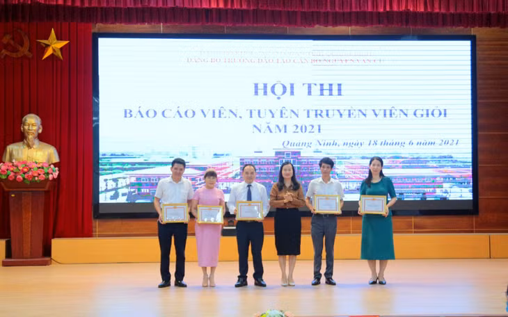 Trường đào tạo cán bộ Nguyễn Văn Cừ tuyên dương, khen thưởng các tập thể, cá nhân có thành tích xuất sắc trong một số nội dung công tác.