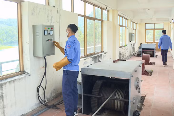 Công nhân Công ty TNHH MTV Thủy lợi Yên Lập vận hành hệ thống đóng mở cổng xả nước.