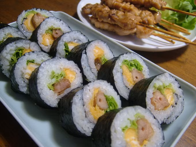 Futomaki: Đây chính là "tinh tú" của sushi cơm cuộn, chúng được cuộn rong biển rất chặt với cơm và các loại nhân như trứng, rau củ, cá... thành hình trụ sau đó cắt miếng vừa ăn. Người chế biến thường dùng thêm một mành tre nhỏ để cuộn cơm chặt tay hơn. Vốn là đặc sản và có nguồn gốc ở vùng Kansai, futomaki là sushi được ăn nhiều dịp lễ hội Setsubun vào mùa xuân. Futomaki bề ngoài giống norimaki cỡ lớn và chứa nhiều loại nhân hơn trong một miếng. Hiện nay, loại sushi này rất phổ biến tại Bắc Mỹ. Ảnh: Alice Gordenker