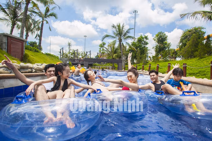 Khách du lịch trải nghiệm các trò chơi tại Công viên nước (SunWorld Hạ Long) (5-2020). Ảnh: Đỗ Phương