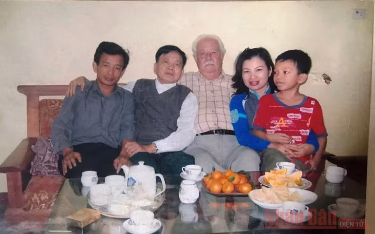 Đại tá Võ Văn Minh chụp lưu niệm cùng ông Nguyễn Văn Lập và gia đình con gái.