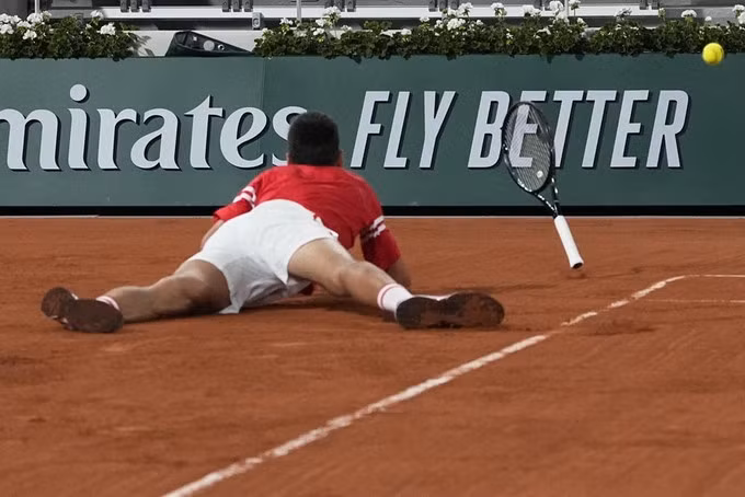 Pha trượt ngã khiến Djokovic chảy máu ở tay trái. Ảnh: AP