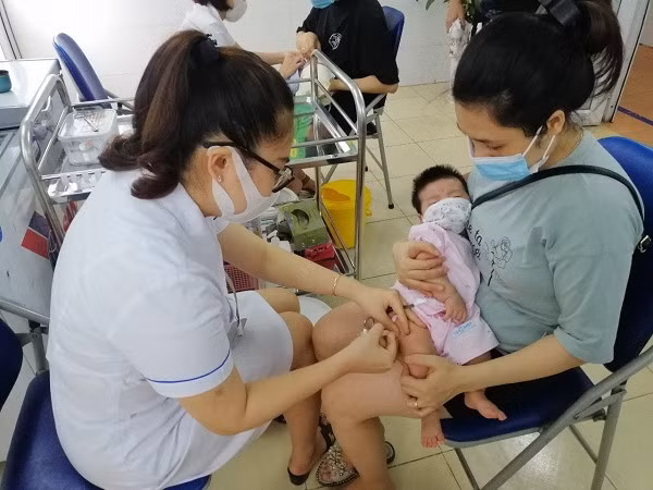 Phụ huynh không nên hoãn lịch tiêm chủng cho bé ngay cả khi dịch COVID-19 diễn biến phức tạp. Ảnh: Thiện Tâm.