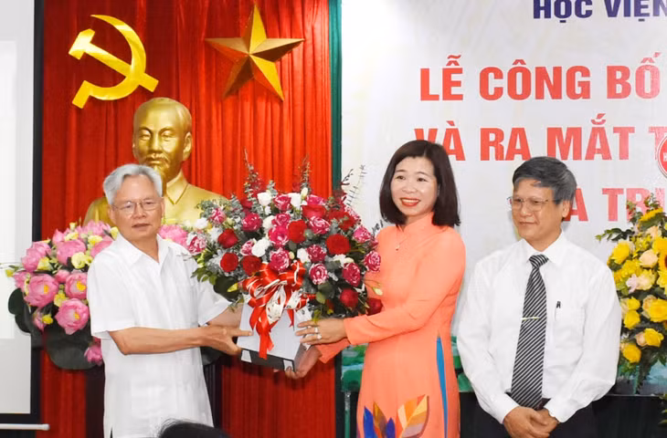 GS,TS. Tạ Ngọc Tấn, Nguyên Ủy viên Trung ương Đảng, Phó chủ tịch Hội đồng Lý luận Trung ương, Nguyên Giám đốc Học viện Chính trị quốc gia Hồ Chí Minh, Nguyên Giám đốc Học viện Báo chí và Tuyên truyền, Nguyên Tổng biên tập Tạp chí Lý luận chính trị và Truyền thông tặng hoa chúc mừng Tạp chí 