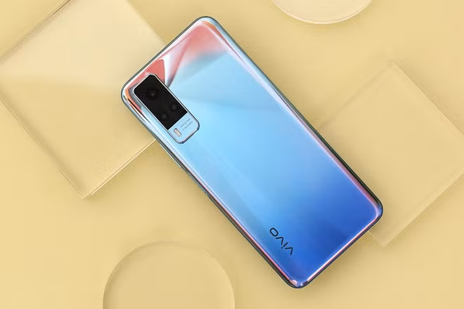 Vivo Y53s (7 triệu đồng) - Máy được trang bị màn hình LCD có kích thước 6,58 inch, độ phân giải Full HD+. Vivo Y53s sử dụng con chip MediaTek Helio G80, dung lượng RAM 8 GB và 128 GB bộ nhớ trong. Ngoài ra, mẫu máy này còn hỗ trợ công nghệ cho phép người dùng mở rộng dung lượng RAM lên tới 11 GB. Viên pin đi kèm theo máy có dung lượng 5.000mAh, hỗ trợ sạc nhanh với công suất 33 W.