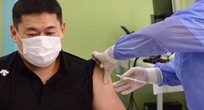 Thủ tướng Mông Cổ Oyun-Erdene Luvsannamsrai tiêm liều vaccine Covid-19 đầu tiên hôm 23/2. Ảnh: Government of Mongolia