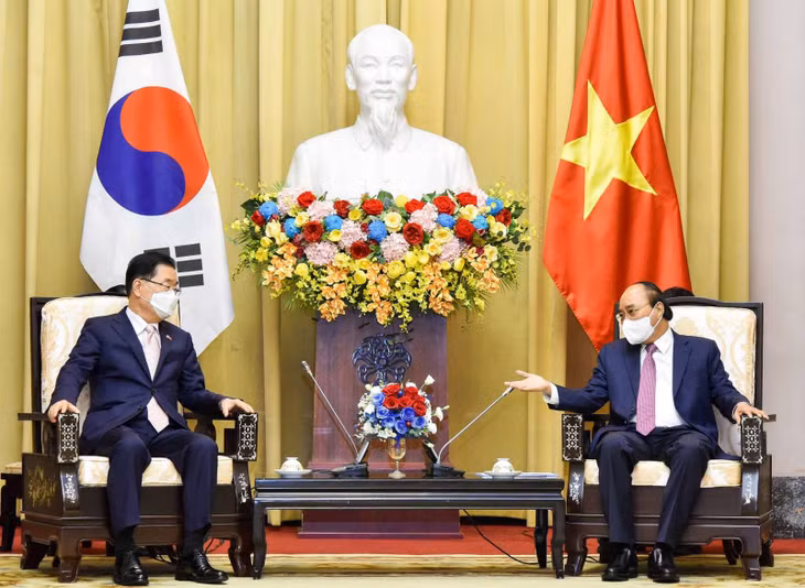 Chủ tịch nước Nguyễn Xuân Phúc tiếp Bộ trưởng Ngoại giao Hàn Quốc Chung Eui Yong chào xã giao nhân chuyến thăm chính thức Việt Nam từ ngày 21-23/6. Ảnh: BNG