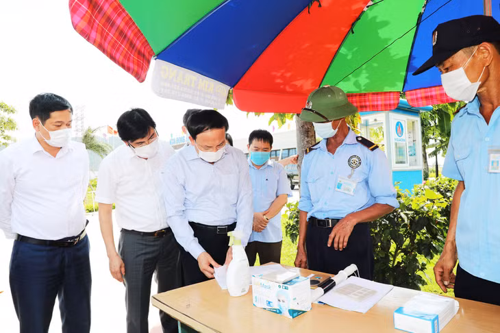 Bí thư Tỉnh uỷ kiểm tra công tác khai báo y tế tại cổng vào KCN Đông Mai.