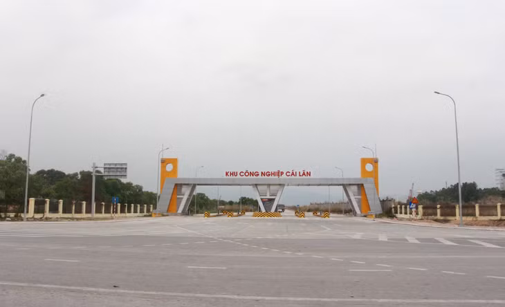 Cổng vào KCN Cái Lân, TP Hạ Long. Ảnh: Mạnh Trường