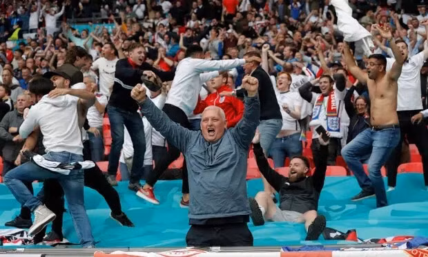 CĐV Anh mở hội tại Wembley sau khi Kane ghi bàn ấn định tỷ số 2-0. Ảnh: Guardian.
