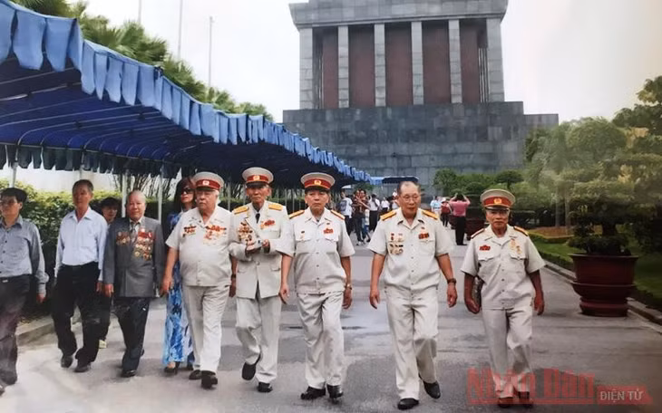 Đại tá Võ Văn Minh và Anh hùng Lực lượng vũ trang nhân dân Việt Nam Kostas Sarantidis Nguyễn Văn Lập cùng đồng đội viếng lăng Bác Hồ.