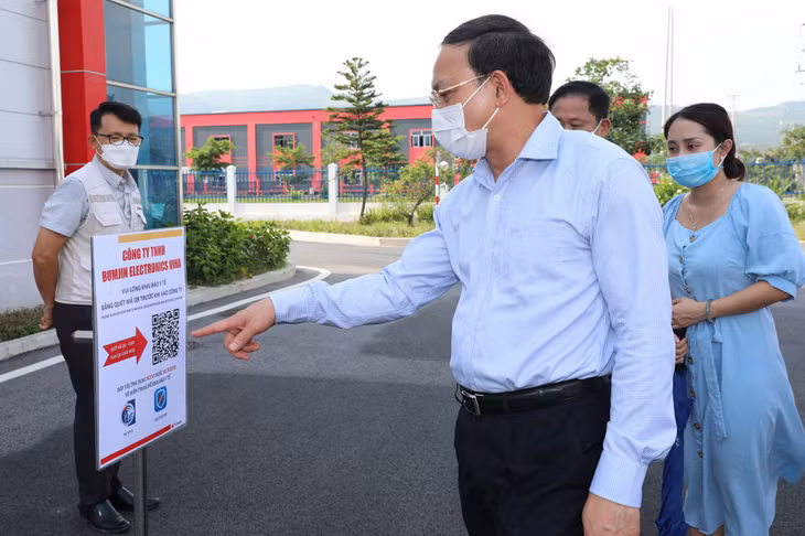 Bí thư Tỉnh uỷ kiểm tra khai báo y tế điện tử tại cổng vào Nhà máy Bumjin Electronics.