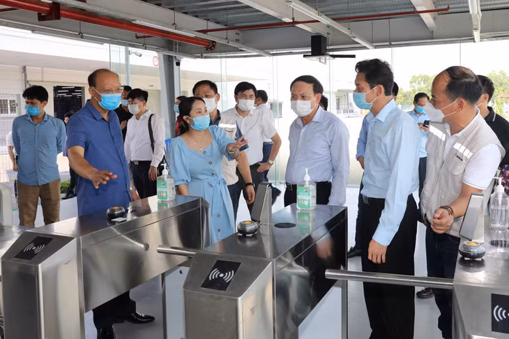 Bí thư Tỉnh ủy Nguyễn Xuân Ký kiểm tra cổng kiểm soát điện tử tại Nhà máy Bumjin Electronics (KCN Đông Mai).