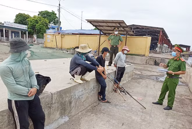 Các thanh niên bị lập biên bản xử phạt.