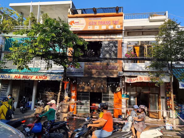 Hiện trường vụ cháy, ngôi nhà chỉ có duy nhất cửa chính, không còn bất kỳ lối thoát hiểm nào - Ảnh: T.M.