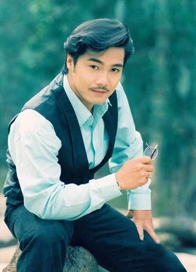 Lý Hùng sinh năm 1969 trong một gia đình có truyền thống nghệ thuật.