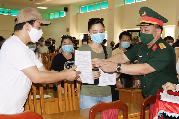 Các công dân được trao giấy chứng nhận hoàn thành thời gian cách ly tại Trung đoàn 244.
