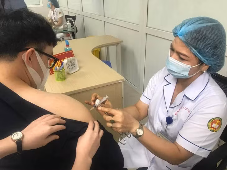 Tiêm thử nghiệm lâm sàng vắc xin phòng COVID-19 Nano Covax cho người tình nguyện tại Học viện Quân Y Ảnh:Thái Bình