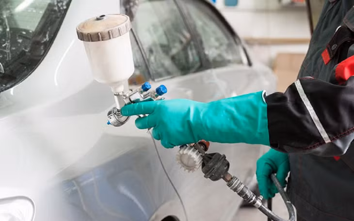 Sau khi đã đánh bóng xe, bạn nên phủ lên một lớp bảo vệ sơn xe để gia tăng sự bền bỉ của lớp áo mới tân trang