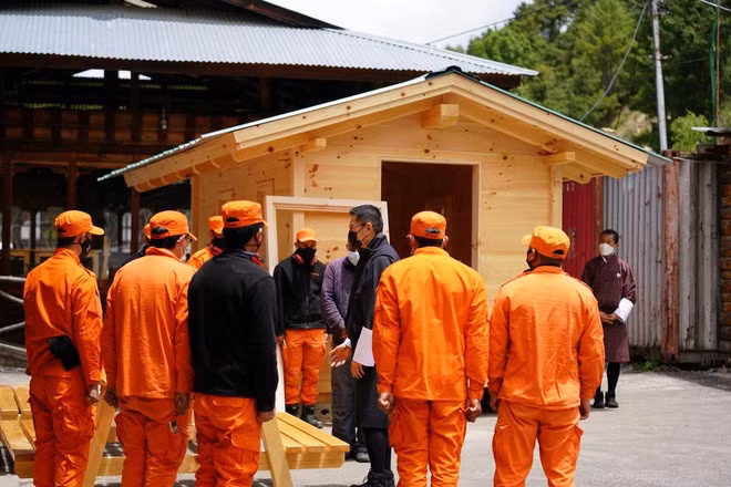 Nhà vua Wangchuck (áo đen, đứng giữa) trong một chuyến vi hành (Ảnh: Reuters).