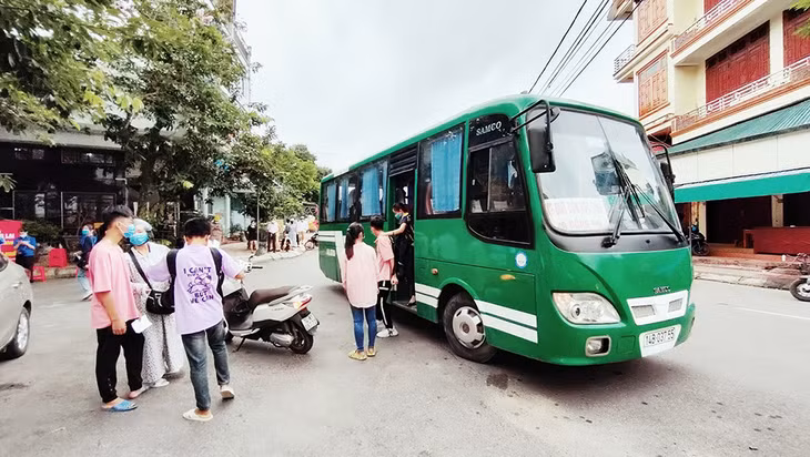 Kỳ thi tuyển sinh vào lớp 10 tại huyện Tiên Yên, thí sinh nhà xa được huyện hỗ trợ xe đưa đón đến điểm thi.