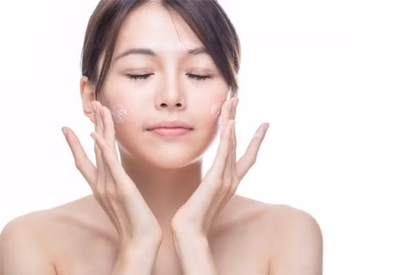 Lựa chọn sữa rửa mặt có nguồn gốc thiên nhiên để làm sạch sâu và chăm sóc da dịu nhẹ. trang điểm