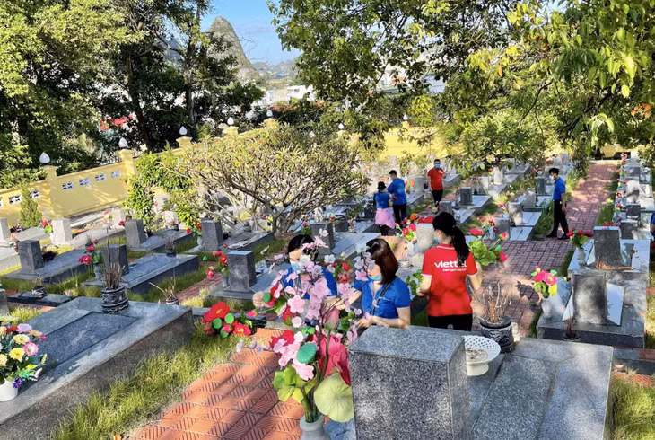 Năm nay, hoạt động thay hoa ở các nghĩa trang liệt sĩ của Viettel Quảng Ninh đã nhận được sự ủng hộ, chung tay thực hiện của nhiều doanh nghiệp trên địa bàn tỉnh.
