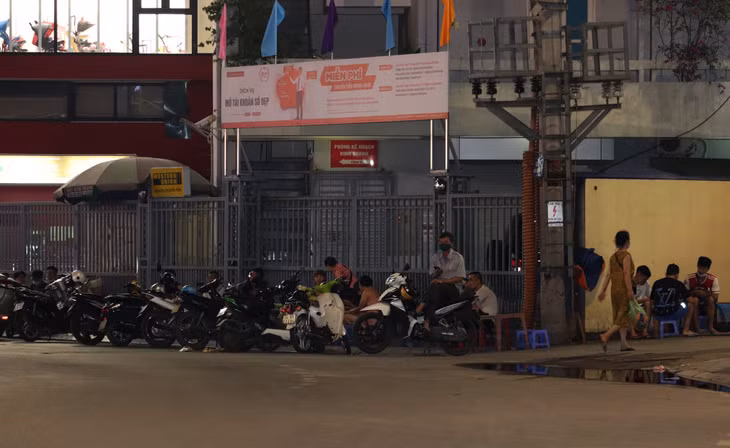 Không chỉ ban ngày mà buổi tối, tại một số khu vực các quán trà đá vỉa hè vẫn có rất đông người dân tới tụ tập mặc dù đã có thông báo không được bán hàng.