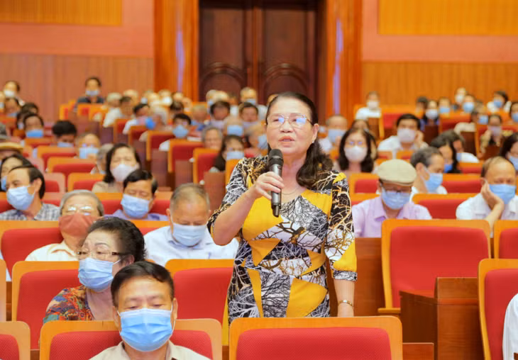 Các đồng chí cán bộ chủ chốt đã nghỉ hưu của tỉnh phát biểu ý kiến đóng góp tại buổi gặp mặt.