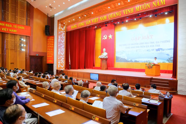 Các đồng chí cán bộ chủ chốt đã nghỉ hưu của tỉnh nghe báo cáo nhanh về các nhiệm vụ của tỉnh trong thời gian qua và nhiệm vụ thời gian tới.