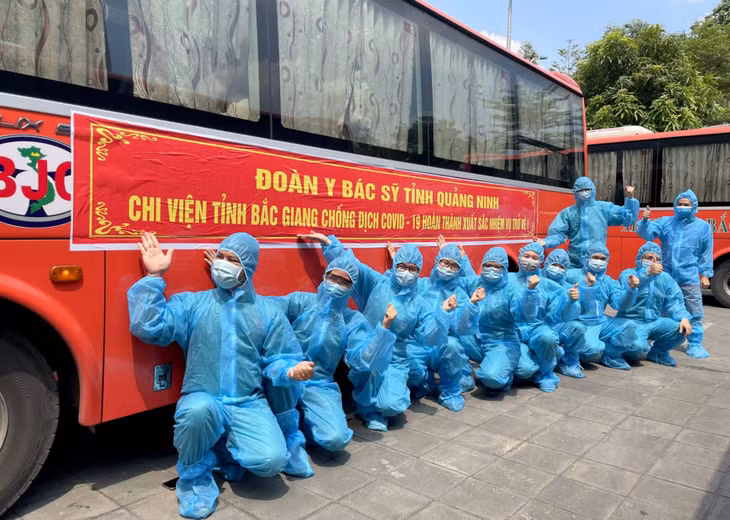 Các y bác sĩ, nhân viên y tế tình nguyện vui tươi chụp ảnh lưu niệm trước khi lên đường về Quảng Ninh.