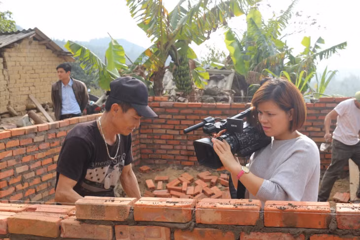 Phóng viên Hoàng Gái (Trung tâm TT&amp;VH Bình Liêu) tác nghiệp báo chí tại huyện Bình Liêu.