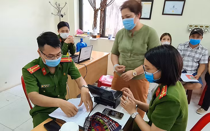 Người dân làm căn cước tại công an quận Hồng Bàng (TP Hải Phòng). Ảnh: THÙY DƯƠNG