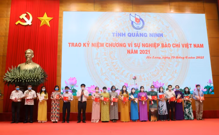 Các hội viên tiêu biểu Hội Nhà báo tỉnh nhận Kỷ niệm chương "Vì sự nghiệp báo chí Việt Nam" của Hội Nhà báo Việt Nam.