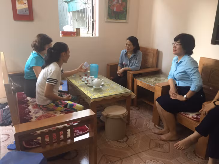Phó Chủ tịch Hội LHPN Việt Nam Bùi Thị Hoà cùng lãnh đạo Hội LHPN Quảng Ninh thăm hỏi phụ nữ hoàn lương tại tổ 10, khu 4, phường Hà Lầm (TP Hạ Long). Ảnh chụp trước 27/4/2021.