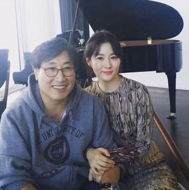 Lee Young Ae kết hôn với doanh nhân người Mỹ gốc Hàn Jung Ho Young tại Hawaii vào tháng 8/2009. Thời điểm đó, nữ diễn viên chỉ tiết lộ chồng cô là doanh nhân. Tới năm 2018, cô hé lộ, ông xã Jung Ho Young chính là Chủ tịch công ty Korea Elecom. Cuộc sống của vợ chồng Lee Young Ae rất hạnh phúc sau 12 năm bên nhau.
