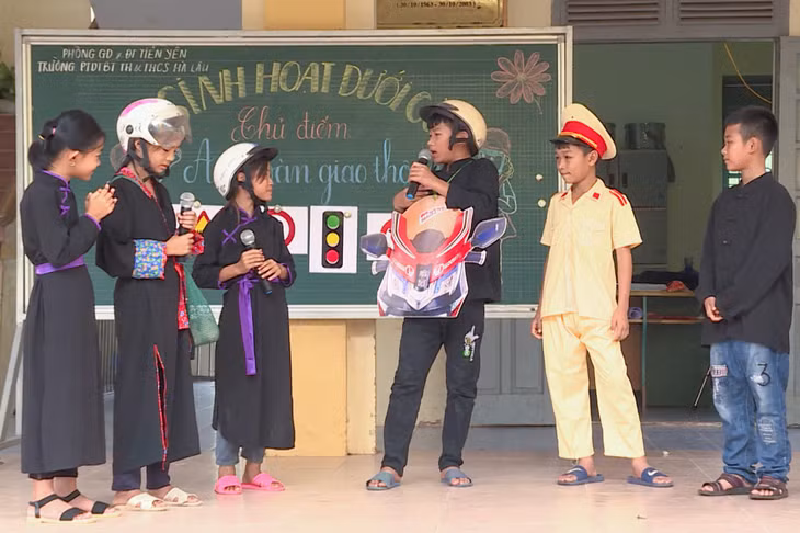 Một buổi sinh hoạt dưới cờ theo chủ đề ATGT của Trường PTDTBT TH&amp;THCS Hà Lâu (huyện Tiên Yên), tháng 9/2020.